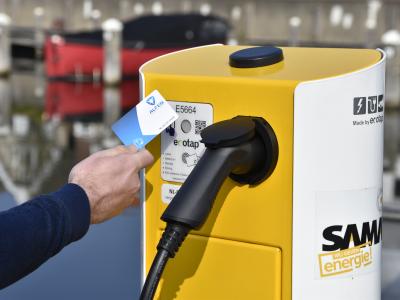 hand met pasje voor laadpaal