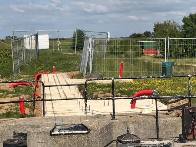 betonfundering bij sluis voor loopbrug