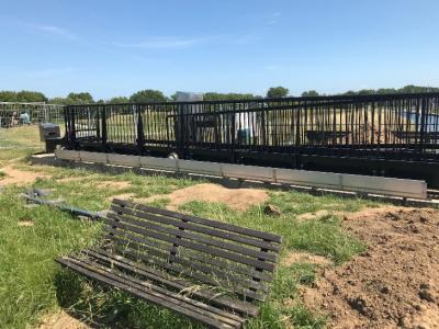 brug op dijk, als brug is geopend.
