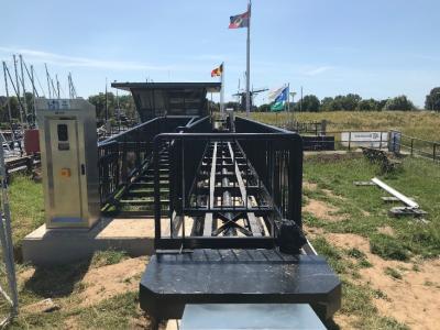Brug. Links de opgang, rechts rolbrug.