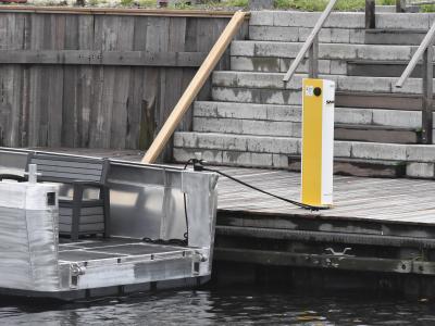 Laadpaal  op steiger met daarvoor een boot