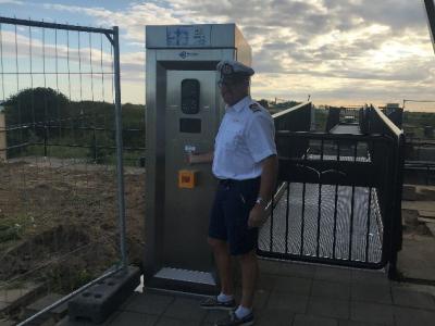 Havenmeester bij bediening brug