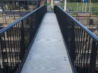 brug over de sluis