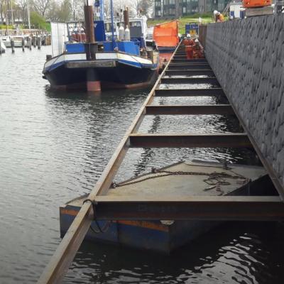 steiger bij restauratie kademuur
