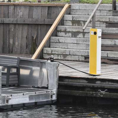 Laadpaal  op steiger met daarvoor een boot