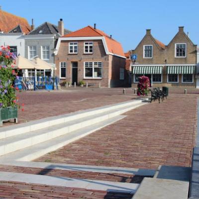 haventerras Brouwershaven met bloembak en woningen op de achtergrond