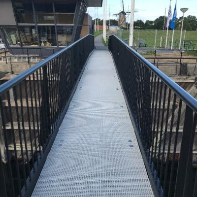 brug over de sluis