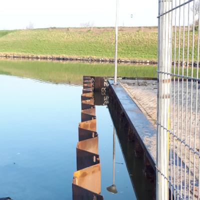 Damwand en hek bij trailerhelling