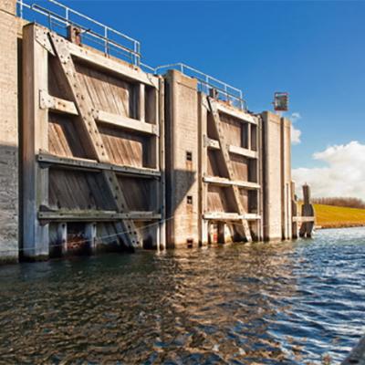 Sluis bij ingang haven gezien vanaf het water