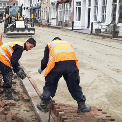 Bouwvakkers bezig met straatwerk aan de Markt