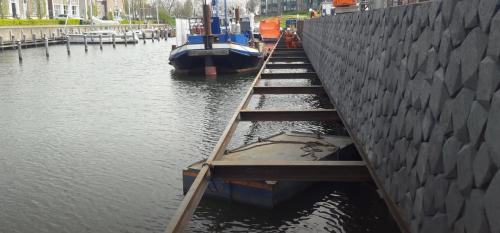 steiger bij restauratie kademuur