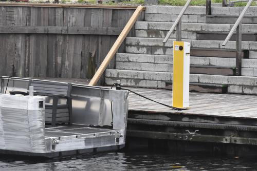 Laadpaal  op steiger met daarvoor een boot