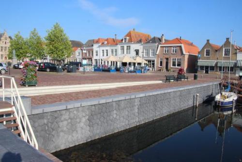 haventerras aan de markt, op voorgrond water met een bootje