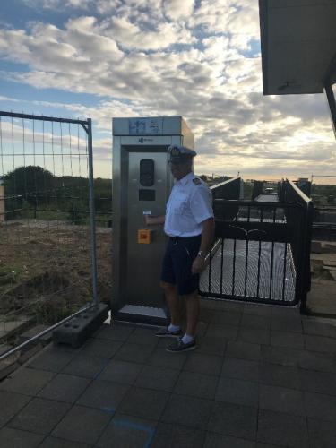 Havenmeester bij bediening brug