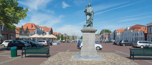 Beeld Jacob Cats op marktplein
