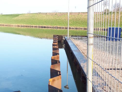 Damwand en hek bij trailerhelling