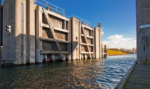 Sluis bij ingang haven gezien vanaf het water