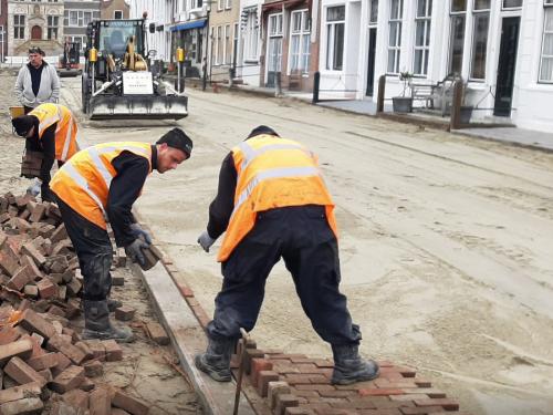 Bouwvakkers bezig met straatwerk aan de Markt